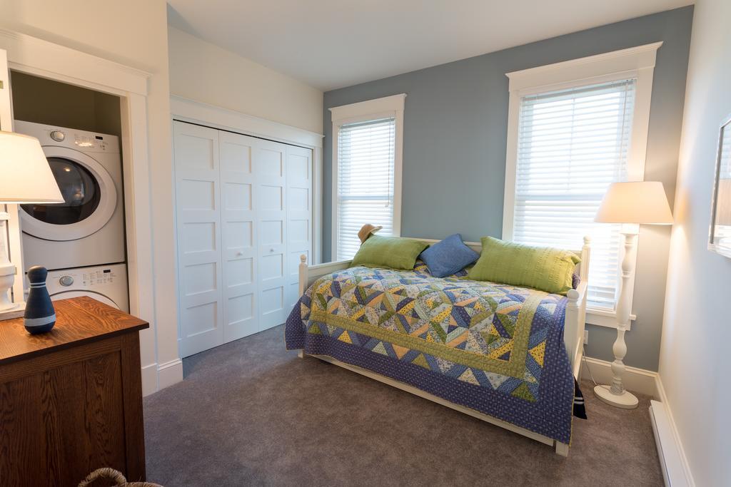 Sandbanks Summer Village Cottages Cherry Valley Екстериор снимка