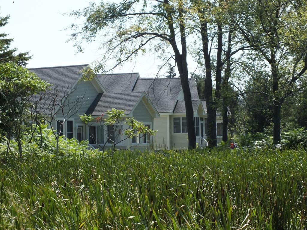 Sandbanks Summer Village Cottages Cherry Valley Екстериор снимка
